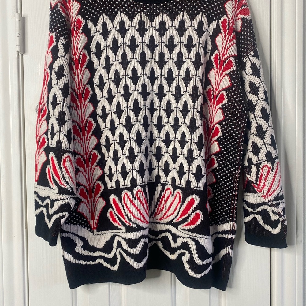 Stylish Black and White Crew Neck Sweater with Geometric Pattern
